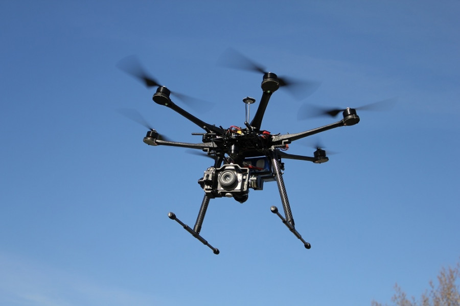 Un dron multirrotor de la empresa china DJI