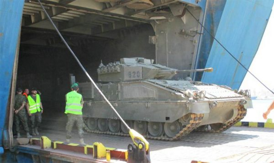 Un Pizarro embarca en el buque en Castellón. Foto: Fuerza Logística Operativa