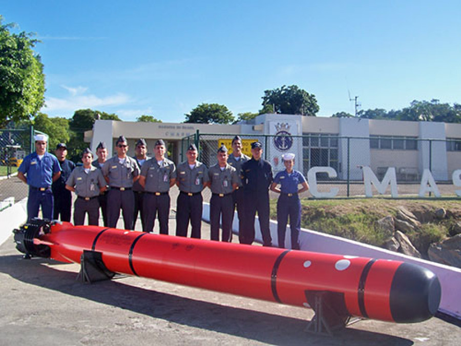 Militares de la Marina posan con un ejemplar de manejo inerte del torpedo pesado F21. Foto: CMASM