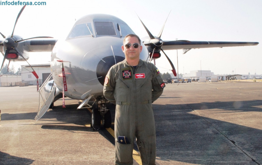 El Coronel Quiroga junto a un C-295. Foto: Infodefensa.com