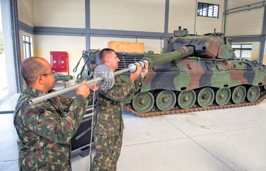 Militares do Pq R Mnt5 durante instrução de manuseio do boroscópio alemão Kappa