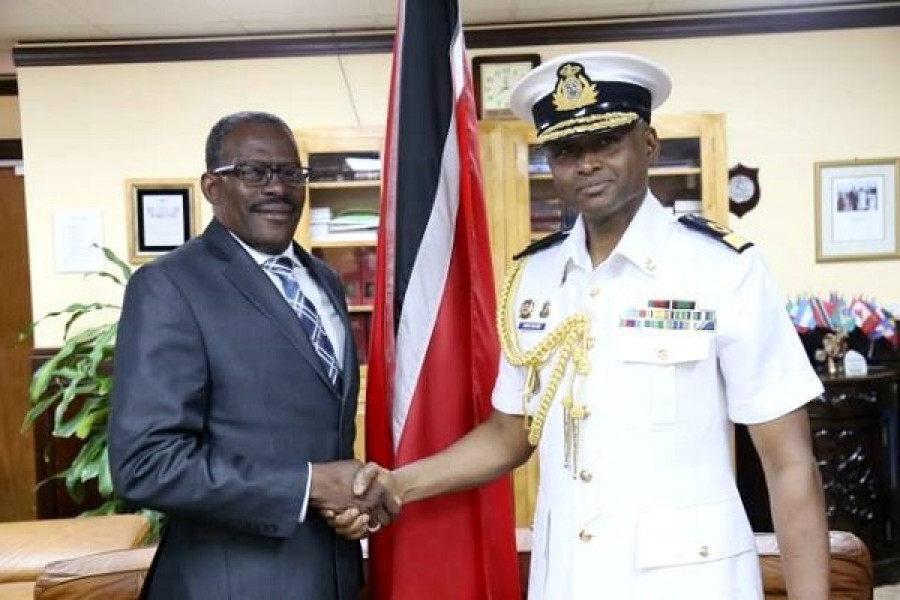 El ministro de Seguridad Nacional, general Dillon, y el jefe del Estado Mayor, comodoro Pritchard. Foto: Ministry of National Security.