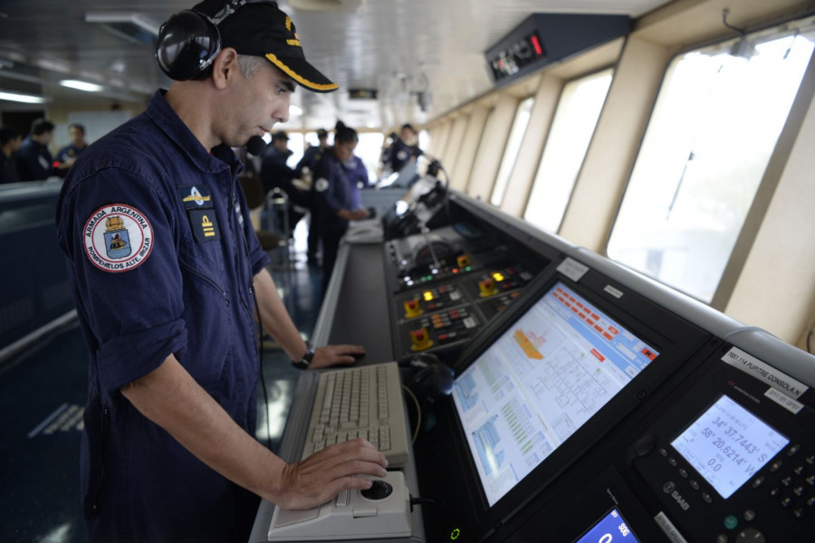 Trabajadores de la Armada Argentina en alta mar Foto: Ministerio de Defensa