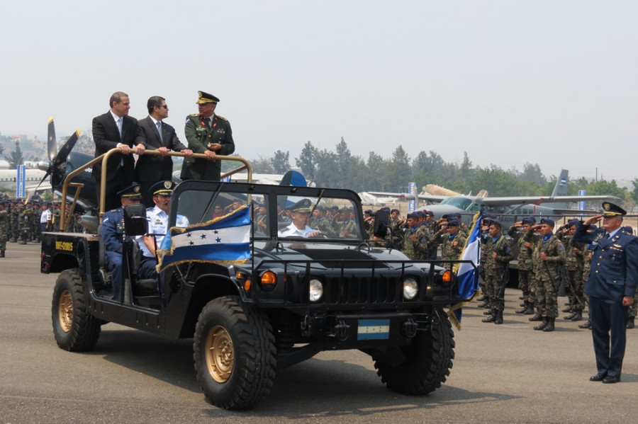 El presidente Juan Orlando Hernández pasa revista al personal de la Fuerza Aérea. Foto: Secretaría de Defensa de Honduras.