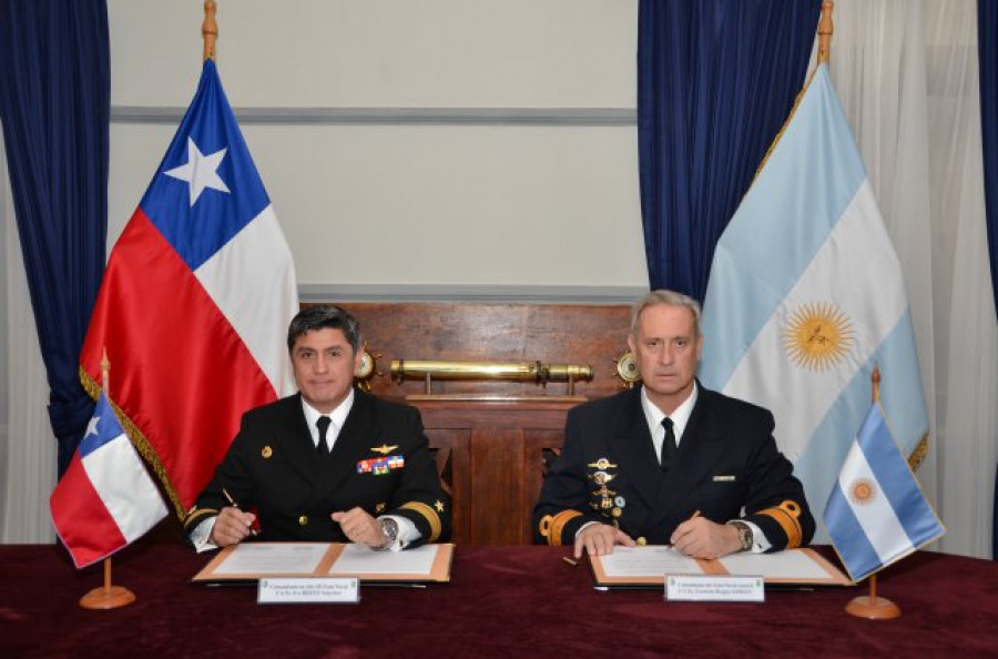 comandante en jefe de la Tercera Zona Naval contraalmirante Ivo Brito Sánchez y el comandante del Área Naval Austral contraalmirante Germán