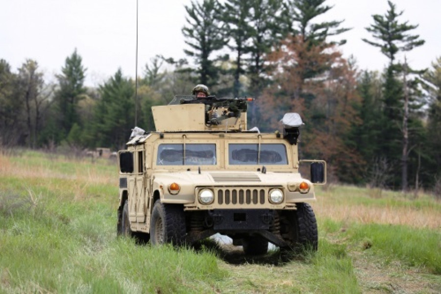 Tripulantes de Hummer en postura de vigilancia armada durante un Warex en mayo de este año. Foto: Ejército de Estados Unidos