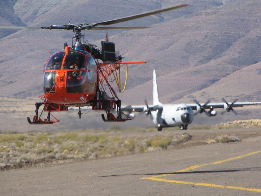 Un Aeroespatiale SA-315B Lama y un Hercules C-130 durante el ejercicio Foto: FAA