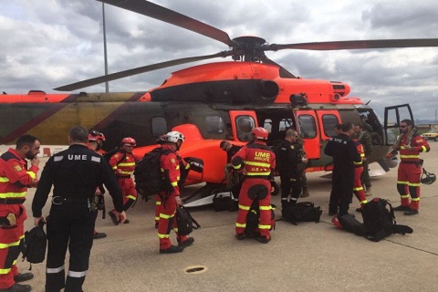 Efectivos de la UME española abordando un Cougar del Batallón de Helicópteros de Emergencias. Foto: Unidad Militar de Emergencias