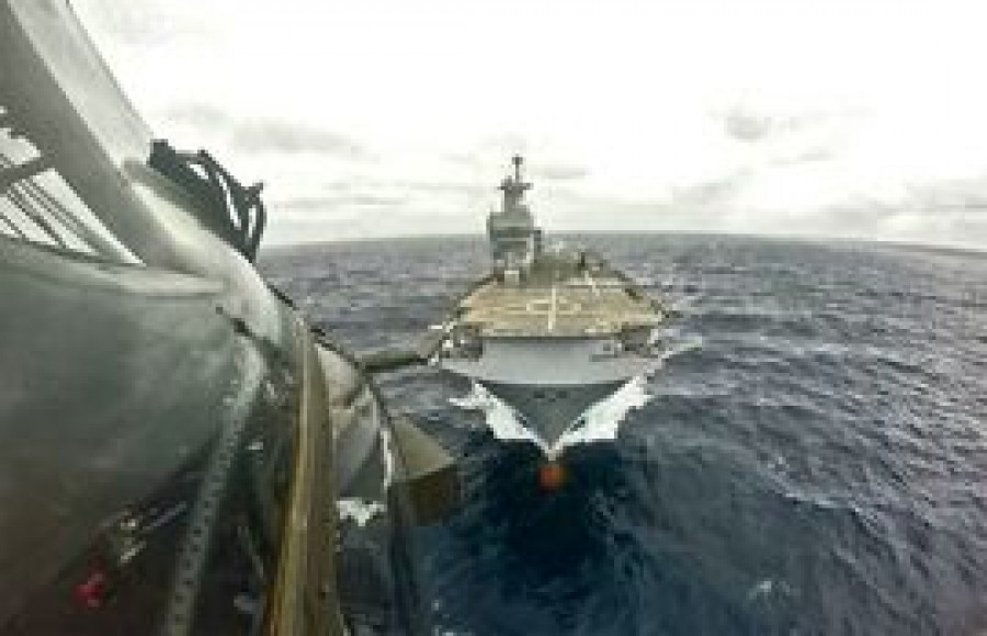 Un  Cougar a punto de posarse sobre el Dixmude. Foto: Famet.