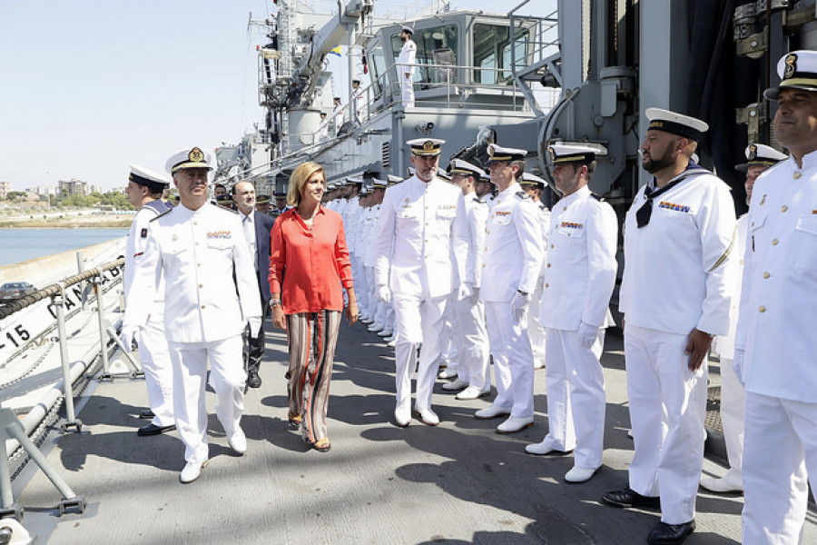 Cospedal pasa revista a los militares españoles en la operación Sophia. Foto: Ministerio de Defensa