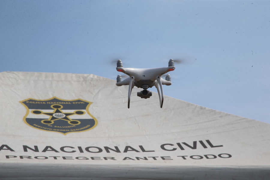 Demostración de uno de los 20 UAV Phanton 4 adquiridos por la Policía salvadoreña. Foto: Policía Nacional Civil de El Salvador.