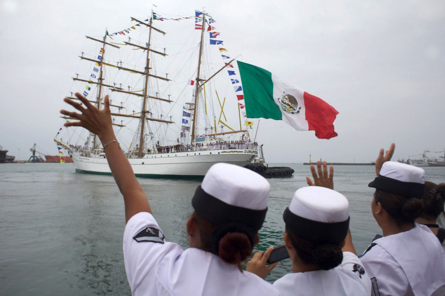 Buque Escuela Cuauhtémoc y un grupo de Policía Militar. Fotos Presidencia.