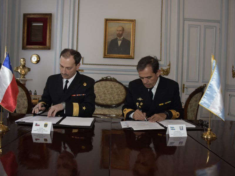 Firma de los acuerdos de la XXXIII Reunión de Estados Mayores de las Armadas de Argentina y Chile. Foto: Armada de Chile