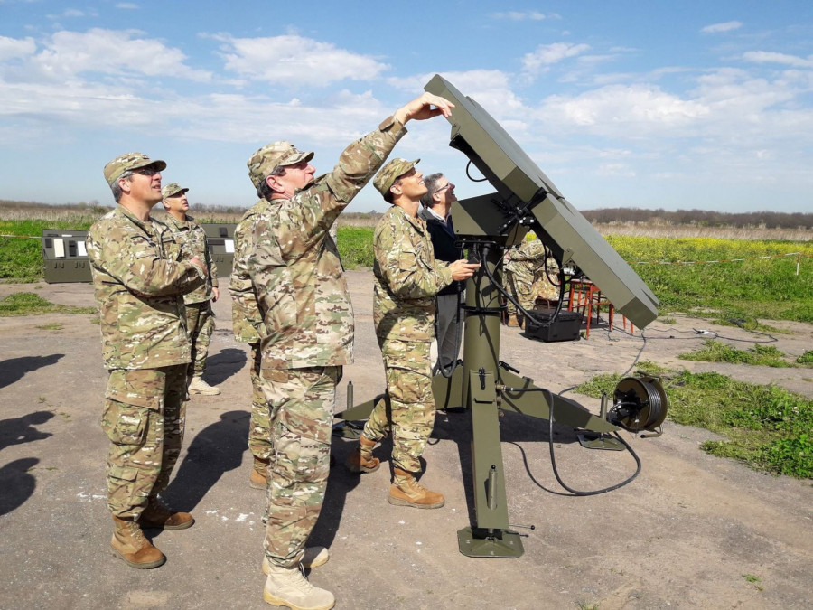 Oficiales operan la nueva estación meteorológica. Foto: Ejército argentino