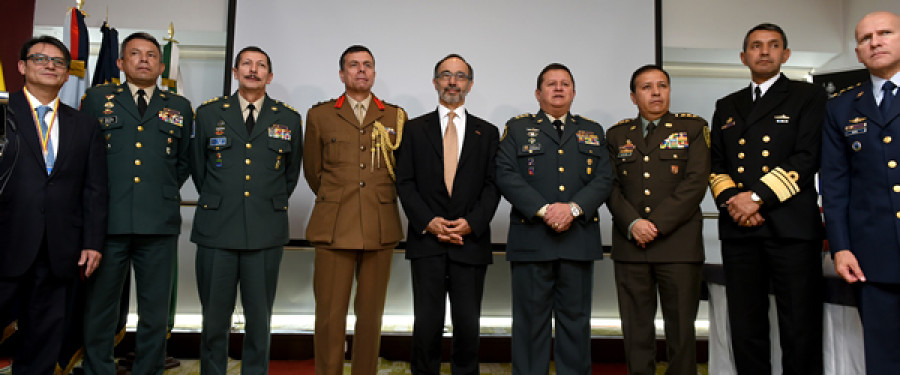 Alumnos y profesores del curso de Fortalecimiento de Integridad para Líderes Superiores. Foto Mindefensa