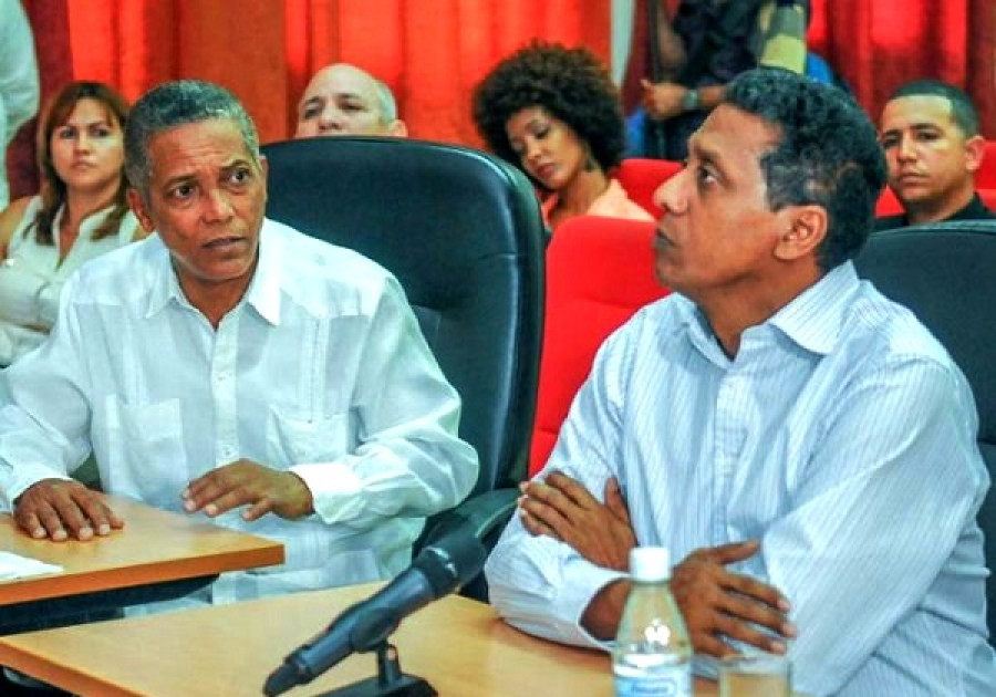 El presidente de Seychelles, Danny Faure derecha, reunido con el Estado Mayor de la Defensa Civil de Cuba. Foto: Granma.