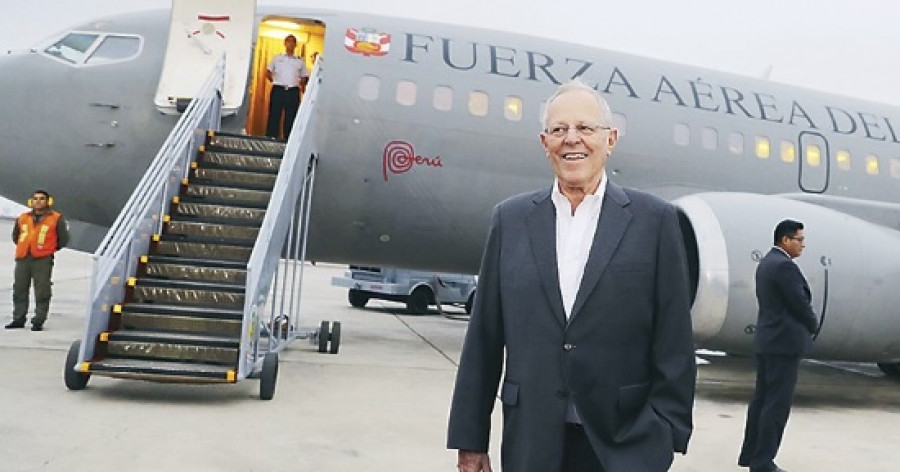 Pedro Pablo Kuczynski delante del avión presidencial, un Boeing 737-528. Foto: Diario oficial El Peruano
