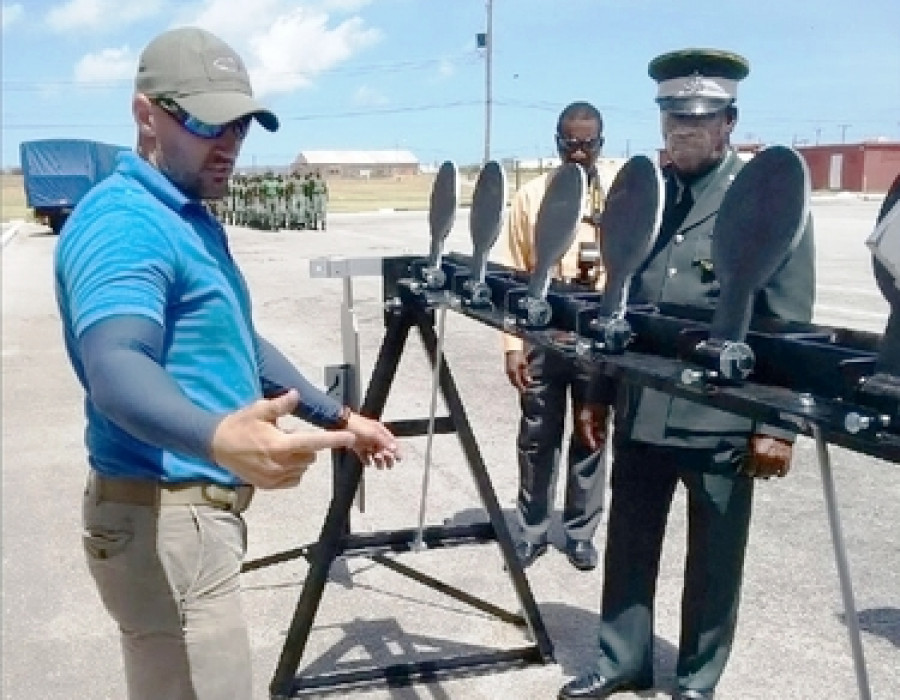 Un técnico estadounidense hace una demostración de los equipos donados. Foto: U.S. Embassy to Barbados, the Eastern Caribbean and the OECS.
