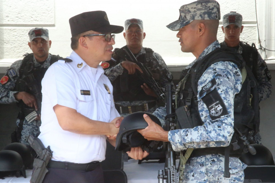 El director de la Policía salvadoreña, Howard Cotto, hace entrega del equipo especializado. Foto: Policía Naciona de El Salvador.