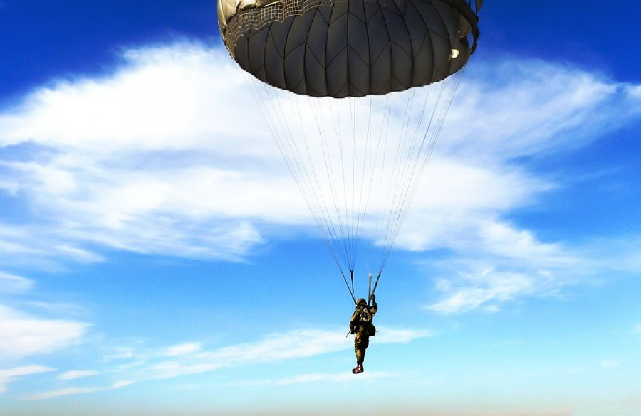 Paracaidista en maniobras de salto. Foto: Ejército Argentino.