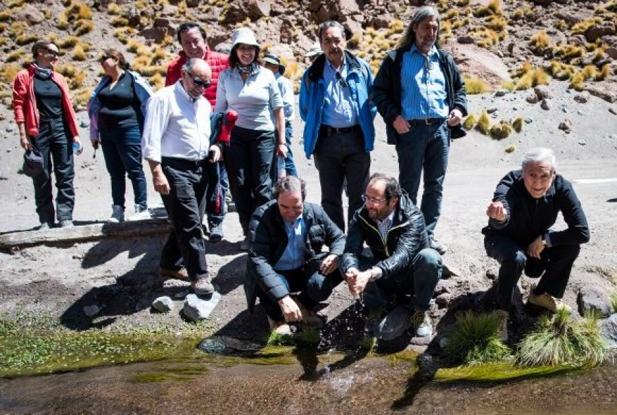 Autoridades chilenas en el manantial Silala. Foto: Ministerio de Asuntos Exteriores de Chile