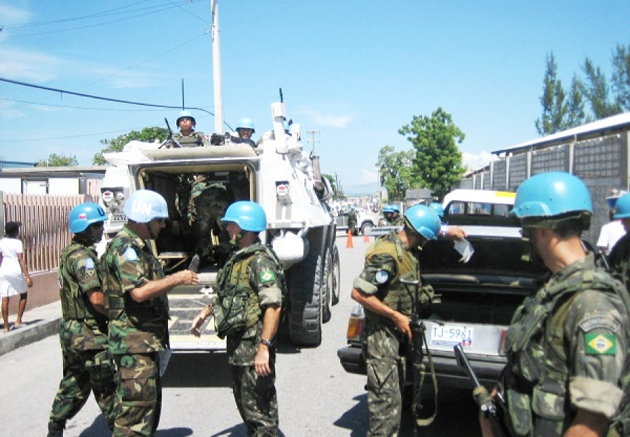 Cascos azules brasileños y chilenos en una operación en Haití. Foto: Ejército de Chile.