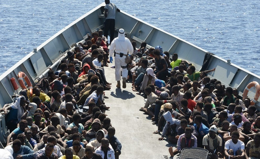 Migrantes a bordo de la fragata Victoria