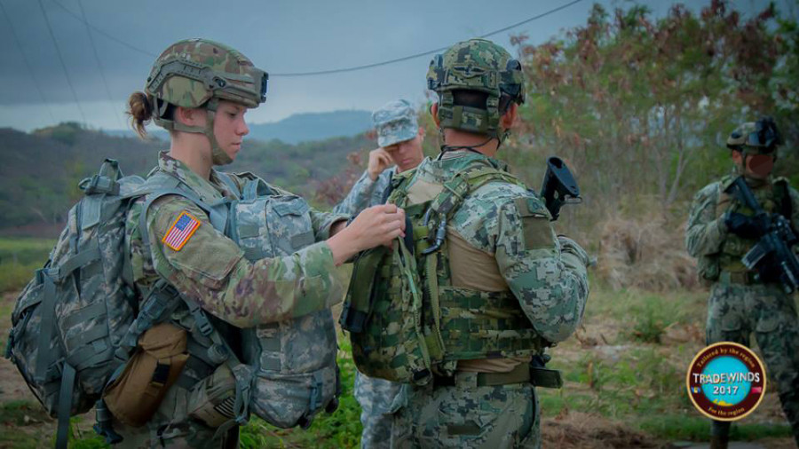 Infantes de marina mexicanos junto con soldados norteamericanos en los ejercicios de Tradewinds, Foto FB Tradewinds.