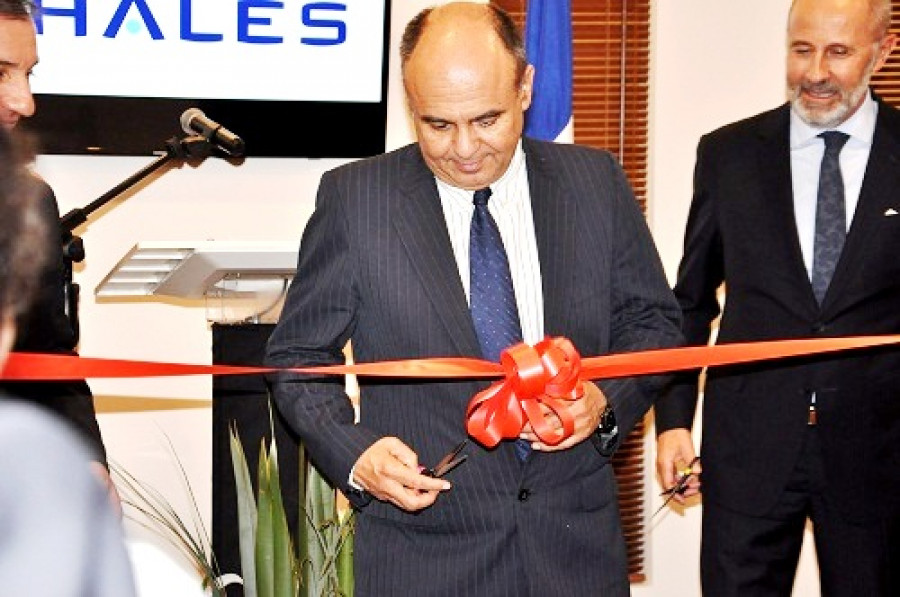 El ministro Ferreira en el corte de cinta de la inauguración de las oficinas de Thales en La Paz. Foto: Ministerio de Defensa de Bolivia.