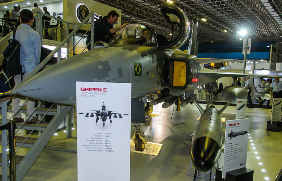 O mock-up do Gripen E exposto na LAAD defence and Security 2017. Foto: Roberto Caiafa