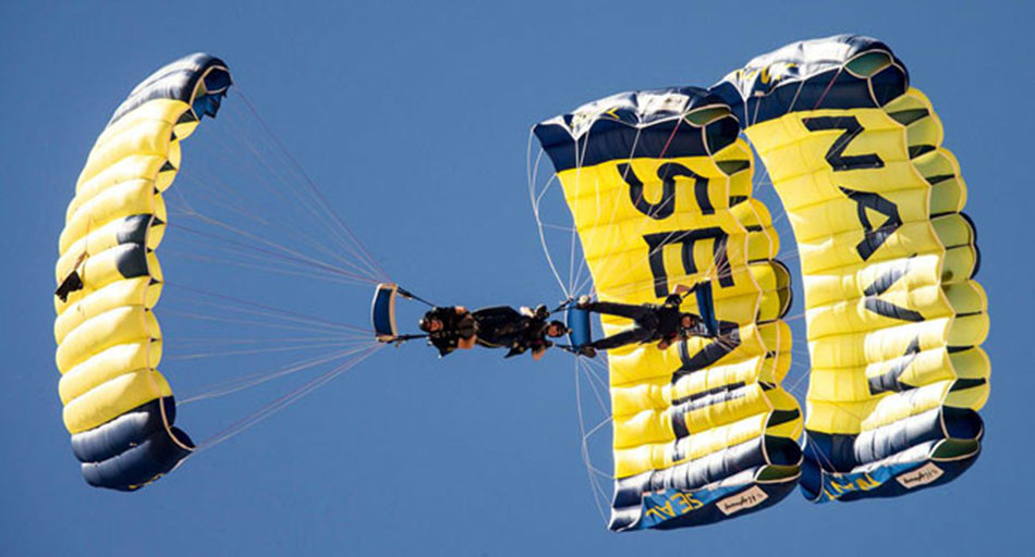 Leap Frogs realizando un salto - Foto: US Navy