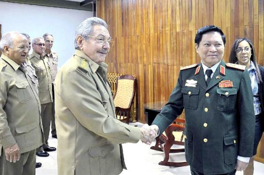 El presidente Raúl Castro Ruz recibe al ministro de Defensa de Vietnam, general Ngo Xuan Lich. Foto: Granma.