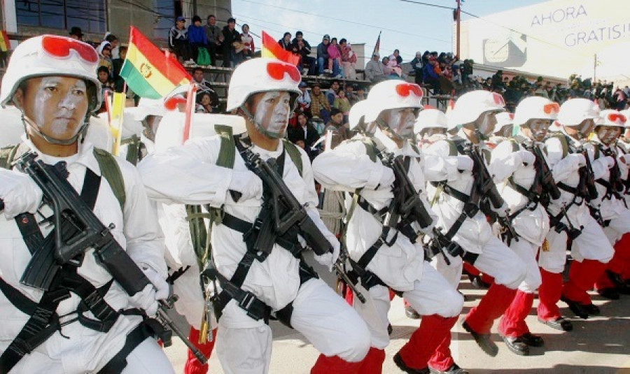 Tropas de montaña de Bolivia con fusiles de asalto IMI Galil. Foto: Agencia Boliviana de Información.
