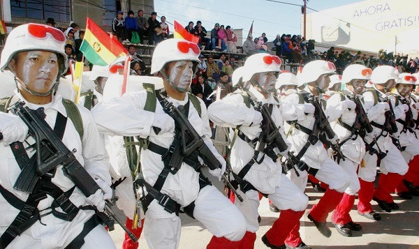 Tropas de montaña de Bolivia con fusiles de asalto IMI Galil. Foto: Agencia Boliviana de Información.