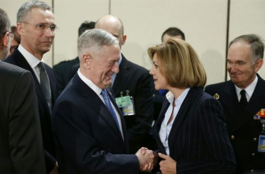 Saludo entre Cospedal y Mattis en la cumbre de la OTAN. Foto: Ministerio de Defensa