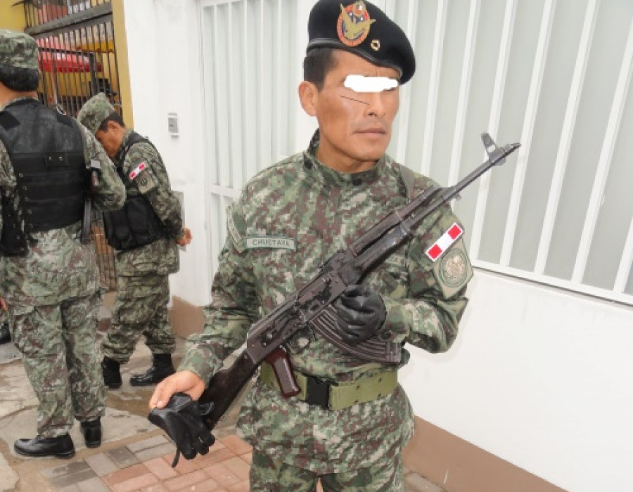 Efectivo de la Fuerza Aérea del Perú portando un fusil de asalto Kalashnikov. Foto: Peter Watson.