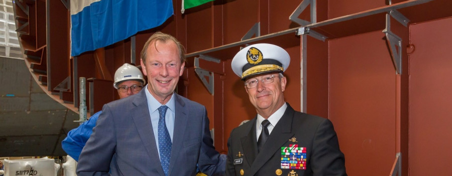 El director de ejecutivo de Damen, Rene Berkvens, y el almirante Soberón, en la ceremonia de puesta de quilla. Foto: Damen.