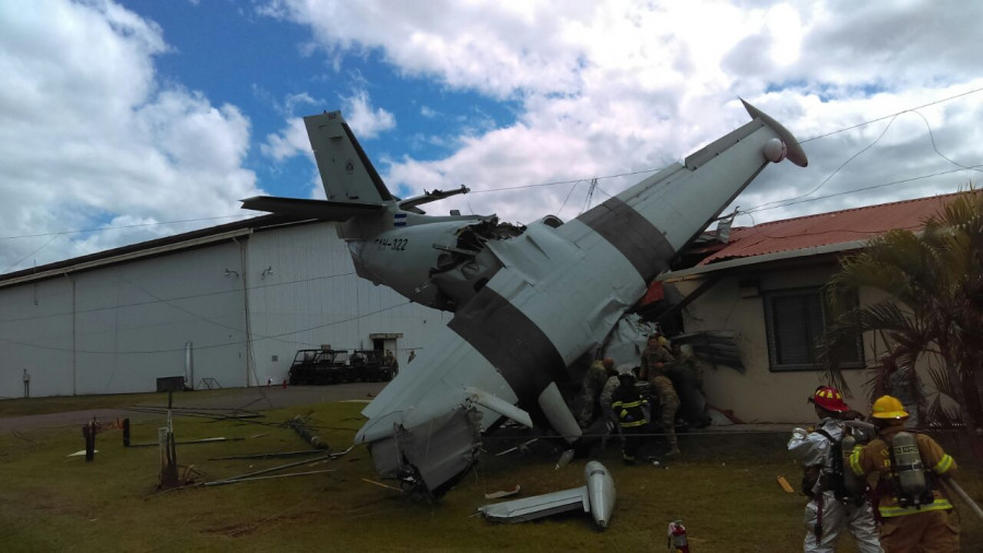 Momentos en que rescatistas auxilian a los militares accidentados del L-410. Foto: Secretaría de Defensa de Honduras.