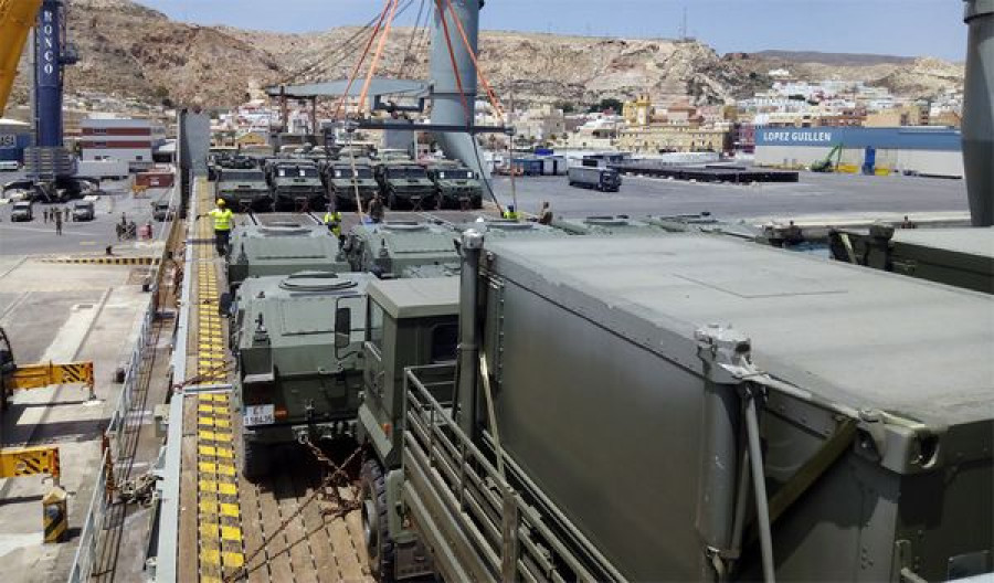 Foto: Embarque del material en el puerto de Almería. Foto: Ejército de Tierra