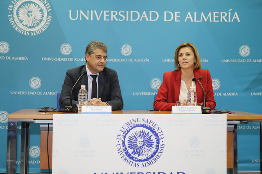 La ministra de Defensa y el rector de la Universidad de Almería. Foto: Ministerio de Defensa