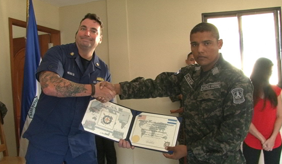 Entrega del certificado de participación en el curso a uno de los marinos hondureños. Foto: Secretaría de Defensa de Honduras.