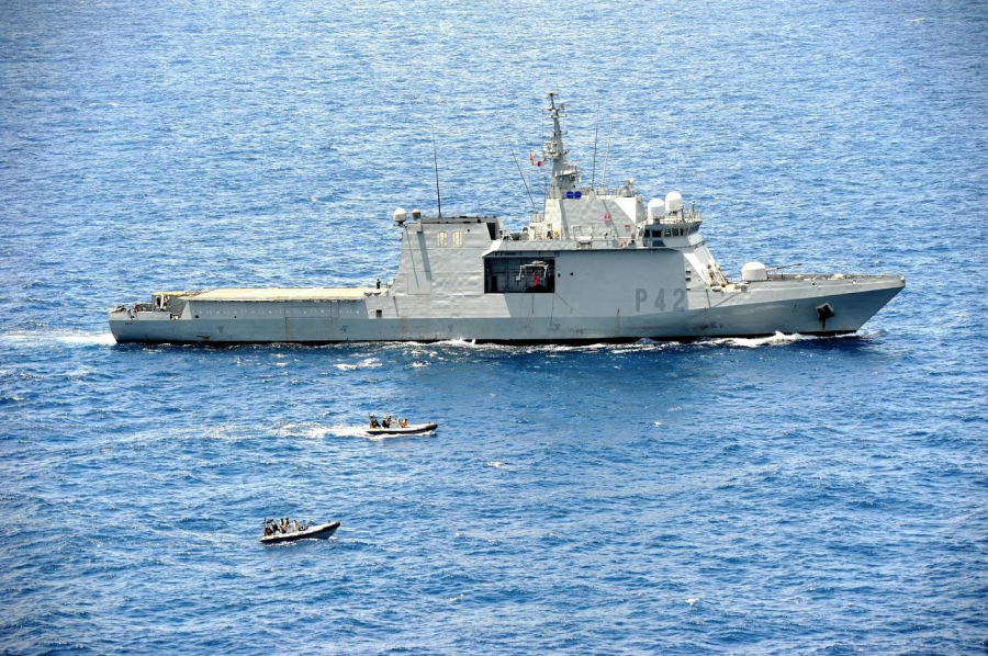 El BAM Rayo junto con sus embarcaciones rápidas. Foto: Armada española