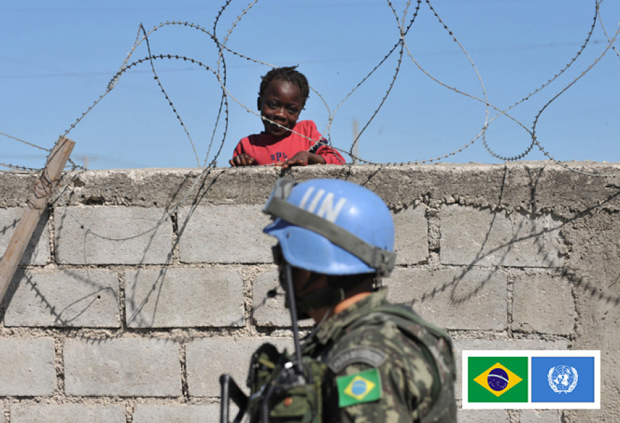 Niño haitiano observa a un soldado brasileño de la Minustah. Foto: Ministério da Defesa do Brasil.