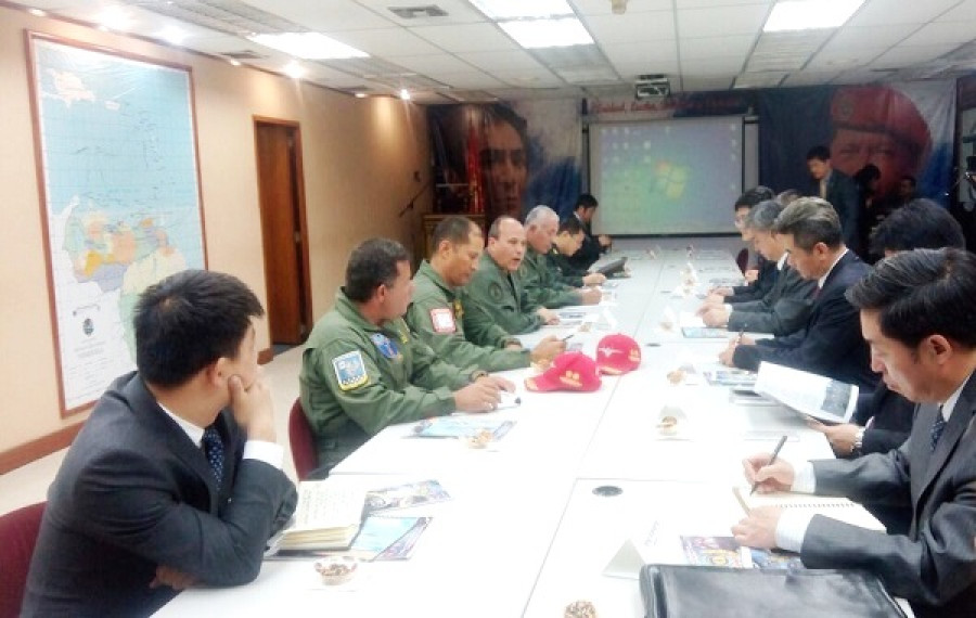 Reunión sostenida entre el Alto Mando aéreo de Venezuela con una delegación china. Foto: Aviación Militar de Venezuela.