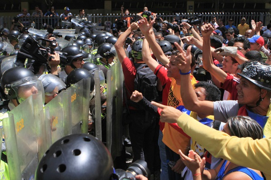 La Policía Nacional Bolivariana reprimiendo una protesta opositora en Caracas. Foto: Agencia Venezolana de Noticias.