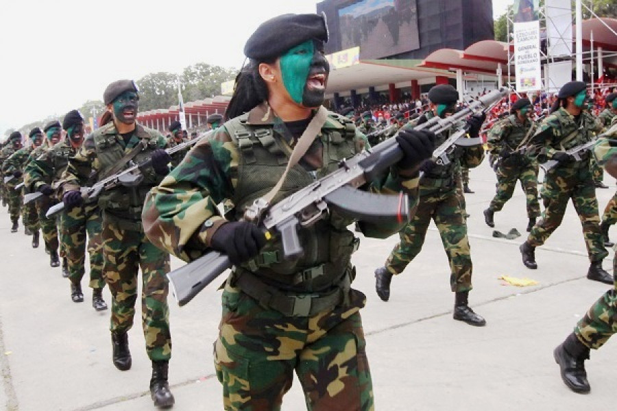 Unidad femenina de las Fuerzas Especiales de Venezuela desfilando con fusiles Kalashnikov AK-103. Foto: Agencia Venezolana de Noticias.