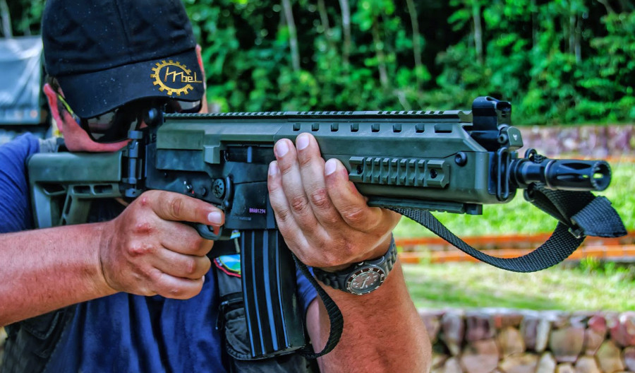 El fusil de asalto Imbel IA2 siendo probado por INFODEFENSA.COM. Foto: Roberto Caiafa.