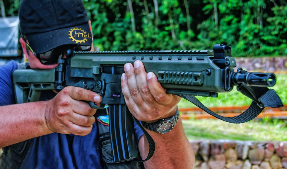 El fusil de asalto Imbel IA2 siendo probado por INFODEFENSA.COM. Foto: Roberto Caiafa.