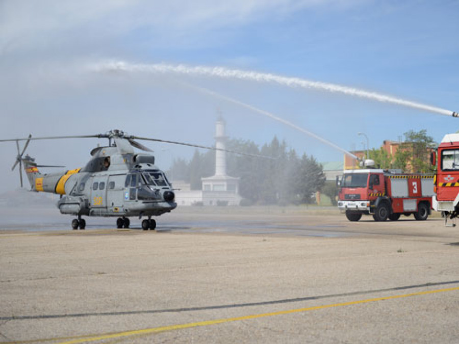 Arco de agua a la llegada del última Puma a Cuatro Vientos. Foto: Ejército del Aire