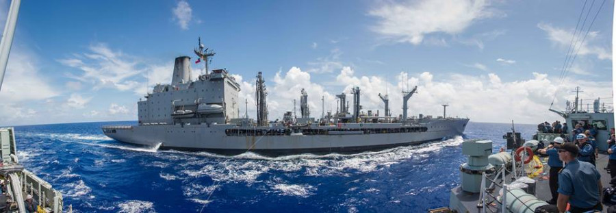 AO-52 Almirante Montt entrena en maniobras de combustible a fragata HMCS Winnipeg FFH 338. Foto: Real Armada de Canadá